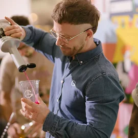 Barman pripravuje nápoj na festivale Káva Čaj Čokoláda