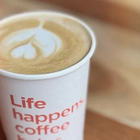 Life Happens Coffee Helps | referencie - poháre s potlačou | takeawaycup.sk