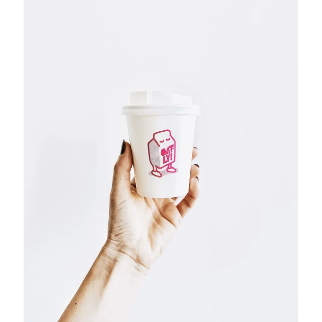 papierový pohárik s logom Oatly