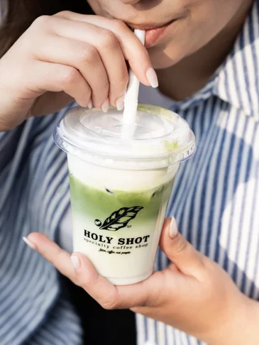 Transparentný pohár s logom a matcha latté priehladne-pohare-s-logom