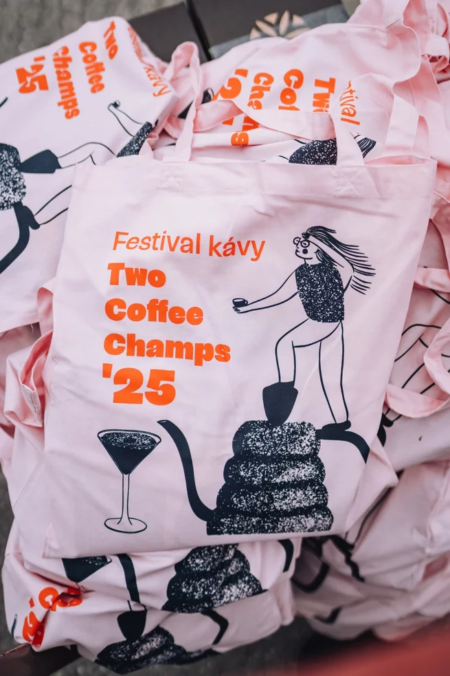 Festivalové tašky Two Coffee Champs 2025 Ružové textilné tašky s potlačou Two Coffee Champs 2025 festivalu kávy